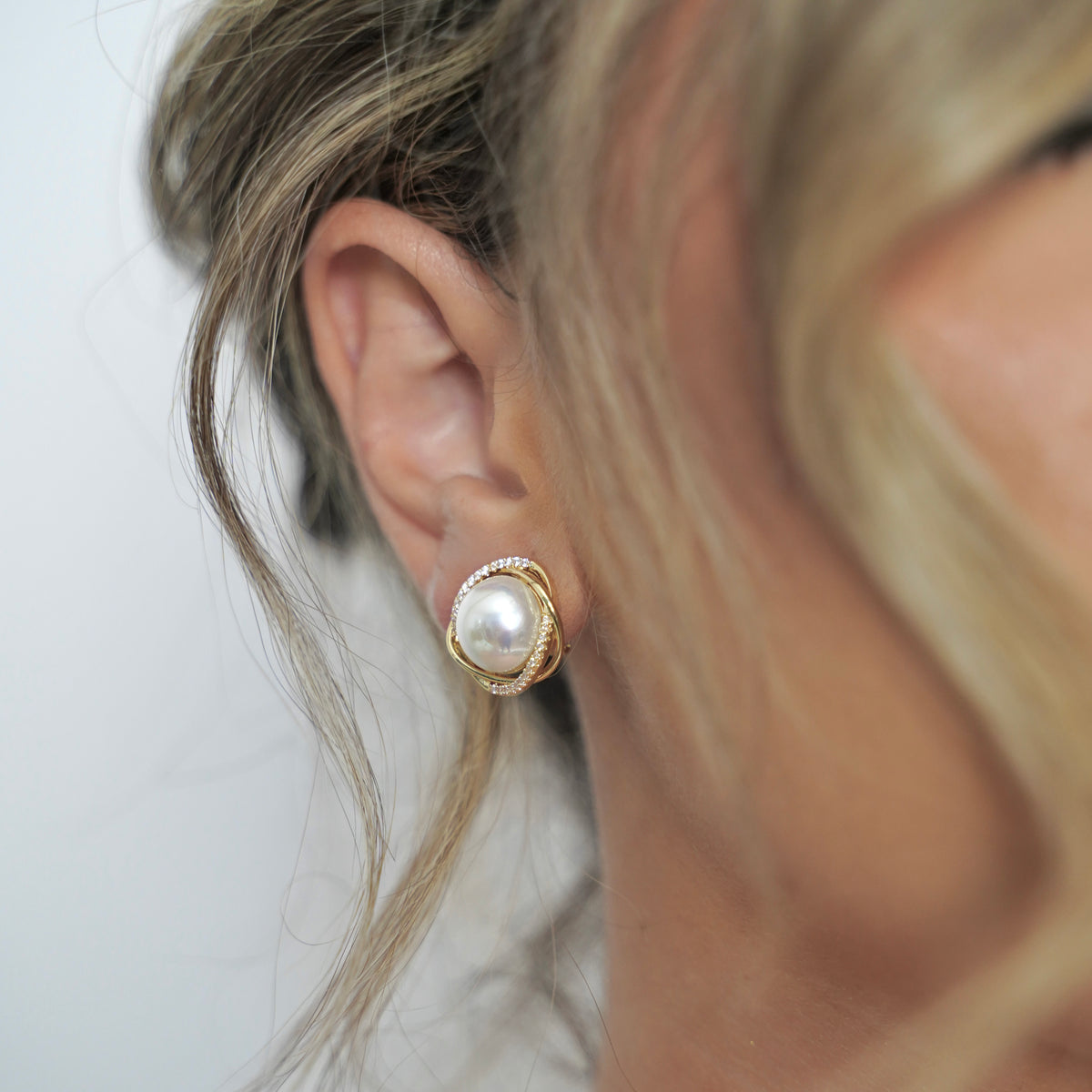 Clip-On Earrings with White Pearl – Gold Tone