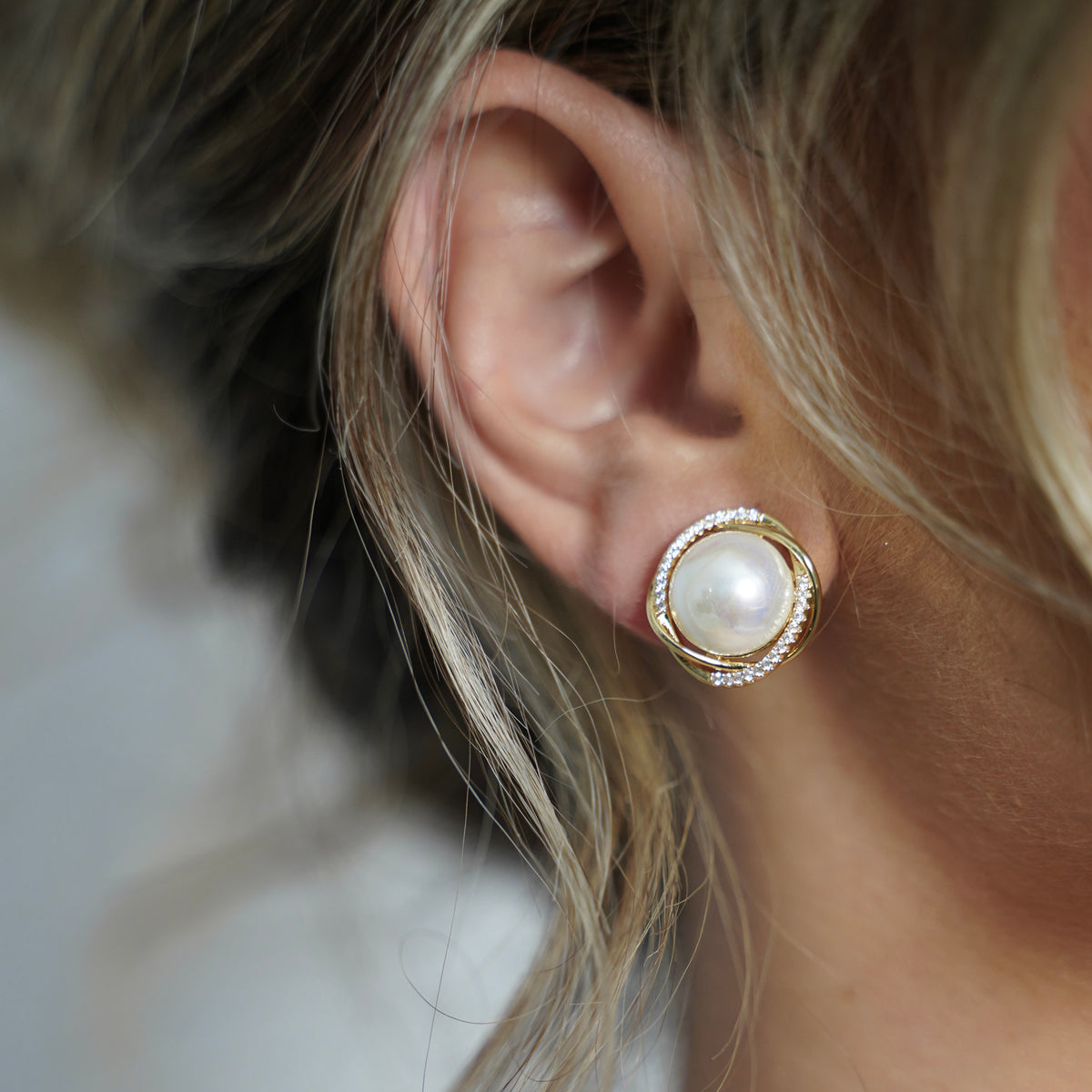 Clip-On Earrings with White Pearl – Gold Tone