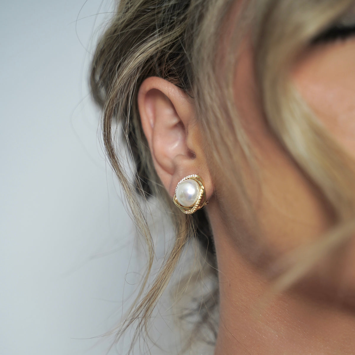 Clip-On Earrings with White Pearl – Gold Tone